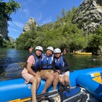 Na raftingu se stigne ugvatiti i koja fotografija za uspomenu esela skupina nasmijanih sudionika pozira fotografu iz čamca