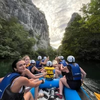 uristi doživljavaju uzbuđenje dok veslaju kroz pjenušave brzace Adrenaline rafting tour on a River Cetina from Rio Rafting tours