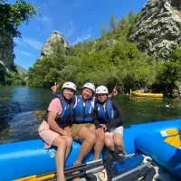 Na raftingu se stigne ugvatiti i koja fotografija za uspomenu Friends having fun on a river cetina near omiš and posing for a picture on a Cetina, near Omiš