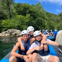 Rafteri s kacigama i prslucima pripremaju se za avanturu Rafting crew with safety equipment on a Cetina rafting tour