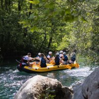 Turisti doživljavaju spoj adrenalina i prirodnih ljepota na rijeci Cetini. Grupa na svom prvom rafting iskustvu