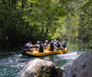 Turisti doživljavaju spoj adrenalina i prirodnih ljepota na rijeci Cetini. Grupa na svom prvom rafting iskustvu
