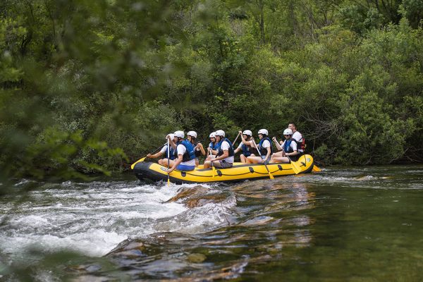 Ulazak čamca u uzburkane vode Cetine