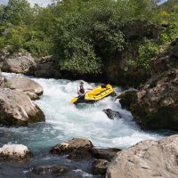 Rafting Omiš, adrenalinska zabava za sve Rafting čamac na slapovima