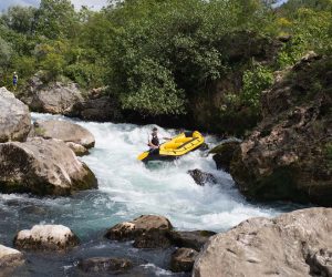 Rafting Omiš, adrenalinska zabava za sve Rafting čamac na slapovima